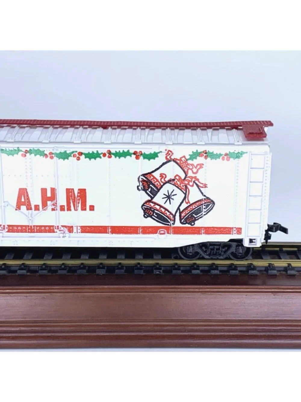 AHM 5582-10 HO Scale Christmas 1979 Seasons Greetings 50' Plug Door Boxcar Vtg